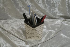 pot-crayons-petites-lettres-manuscrites-005