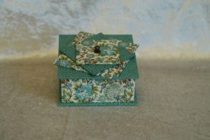 boite carree couvercle spirale paon nitrolin turquoise