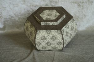 boite hexagonale ventrue taupe andalus ecru