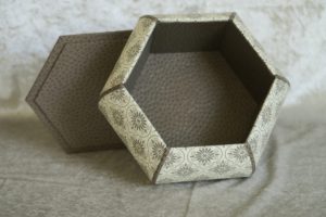 boite hexagonale ventrue taupe andalus ecru