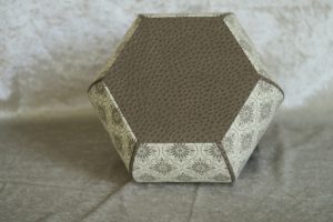 boite hexagonale ventrue taupe andalus ecru