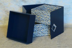 boite-articulee-carree-2-niveaux-bleu-bertie