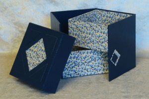 boite-articulee-carree-2-niveaux-bleu-bertie