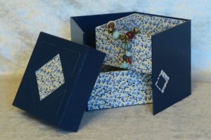 boite-articulee-carree-2-niveaux-bleu-bertie