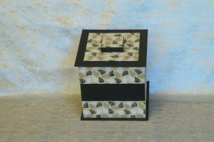 boite-carree-3-niveaux-noir-eventails
