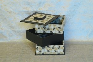boite-carree-3-niveaux-noir-eventails