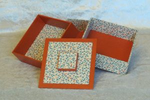 boite-carree-3-niveaux-orange-bertie