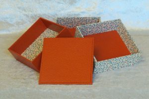 boite-carree-3-niveaux-orange-bertie