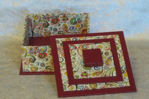 boite-carree-couvercle-droit-rouge-arabesques