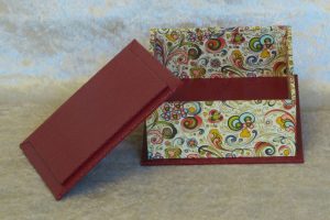 boite-carree-couvercle-droit-rouge-arabesques