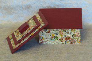 boite-carree-couvercle-droit-rouge-arabesques