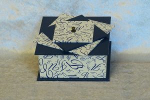 boite-carree-couvercle-spirale-bleu-alphabet-manuscrit