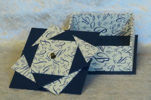 boite-carree-couvercle-spirale-bleu-alphabet-manuscrit