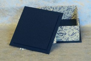 boite-carree-couvercle-spirale-bleu-alphabet-manuscrit