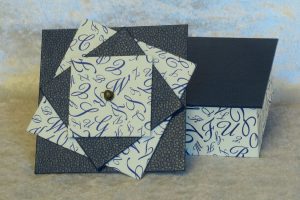 boite-carree-couvercle-spirale-bleu-alphabet-manuscrit
