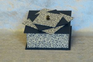 boite-carree-couvercle-spirale-bleu-fleurettes