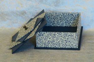boite-carree-couvercle-spirale-bleu-fleurettes