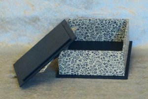 boite-carree-couvercle-spirale-bleu-fleurettes