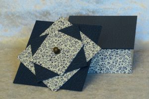 boite-carree-couvercle-spirale-bleu-fleurettes