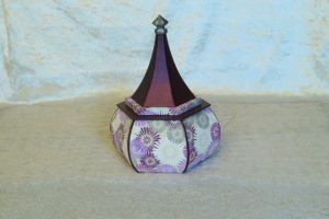 boite-ventrue-GM-couvercle-pointu-corvon-fushia-fleurs-roses-grises