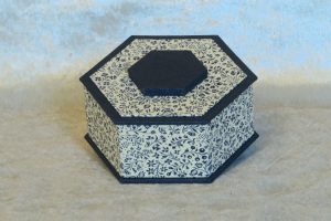 petite-boite-hexa-bouton-bleu-fleurettes