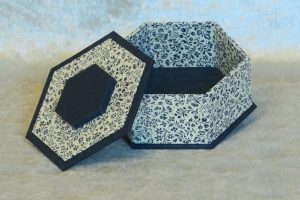 petite-boite-hexa-bouton-bleu-fleurettes