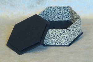 petite-boite-hexa-bouton-bleu-fleurettes