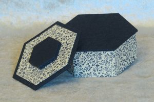 petite-boite-hexa-bouton-bleu-fleurettes
