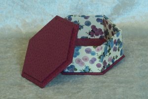 petite-boite-hexa-bouton-fushia-petales-fleurs
