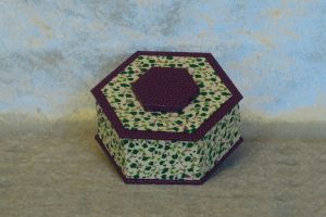 petite-boite-hexa-bouton-mauve-bertie