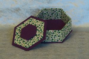 petite-boite-hexa-bouton-mauve-bertie