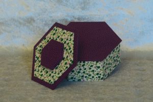 petite-boite-hexa-bouton-mauve-bertie