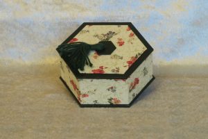 petite-boite-hexa-pompon-vert-fleurs