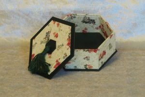 petite-boite-hexa-pompon-vert-fleurs