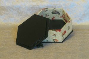 petite-boite-hexa-pompon-vert-fleurs