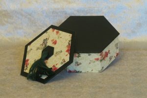 petite-boite-hexa-pompon-vert-fleurs