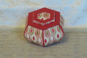 petite-boite-hexagonale-ventrue-rose-losanges