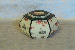 petite-boite-hexagonale-ventrue-vert-fleurs