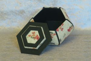 petite-boite-hexagonale-ventrue-vert-fleurs