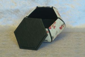 petite-boite-hexagonale-ventrue-vert-fleurs