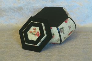 petite-boite-hexagonale-ventrue-vert-fleurs